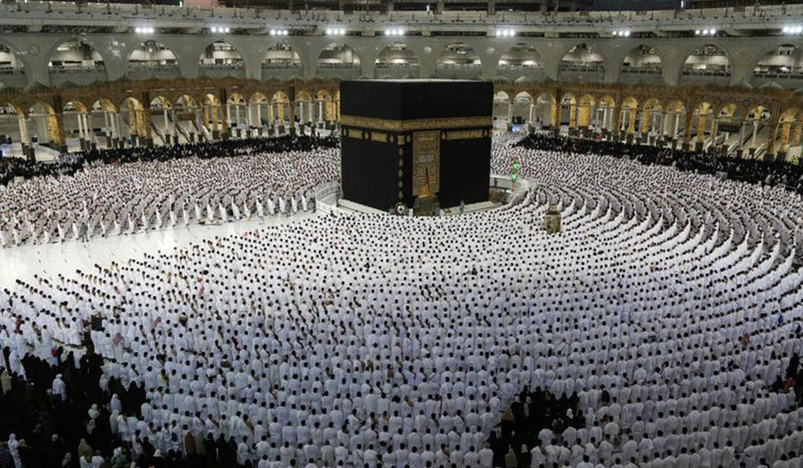 The faithful pray around the Kaaba